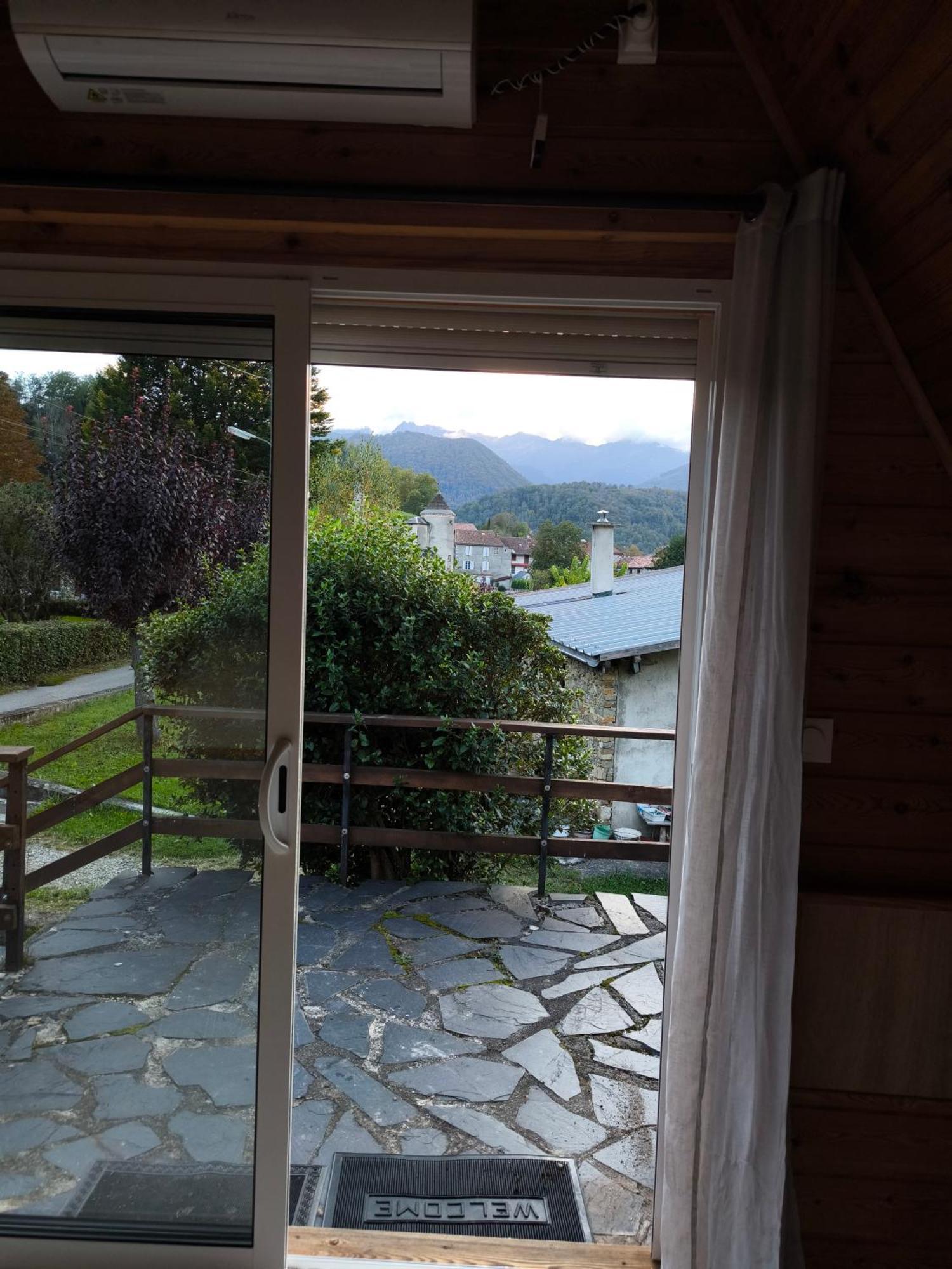 Petit Chalet Avec Terrasse Oust Εξωτερικό φωτογραφία