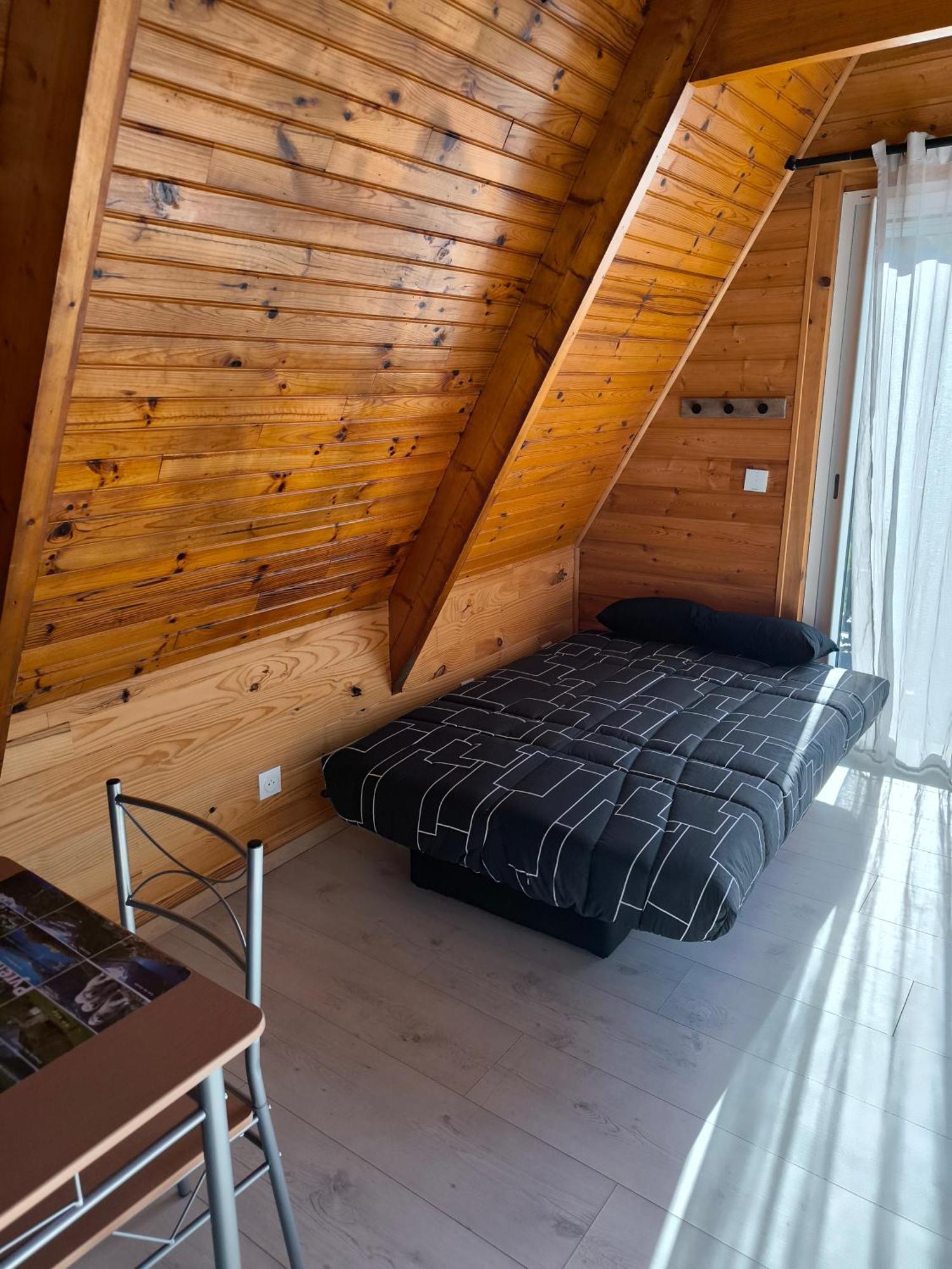 Petit Chalet Avec Terrasse Oust Εξωτερικό φωτογραφία